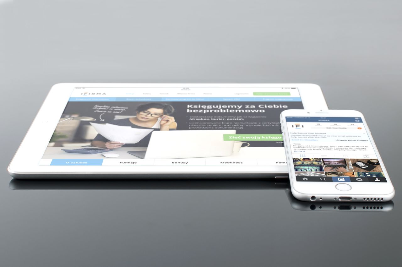 services-03 Tablette et smartphone modernes affichant du contenu web sur une surface réfléchissante, mettant en avant la technologie et la connectivité.